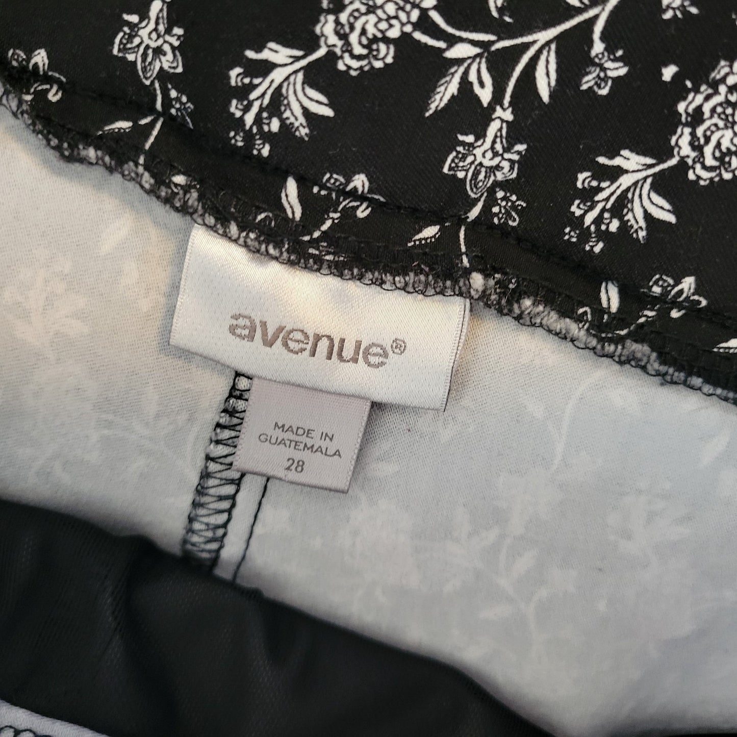 Avenue Womens Pants 28 Plus Capri Black White Floral Pull On Casual Comfy