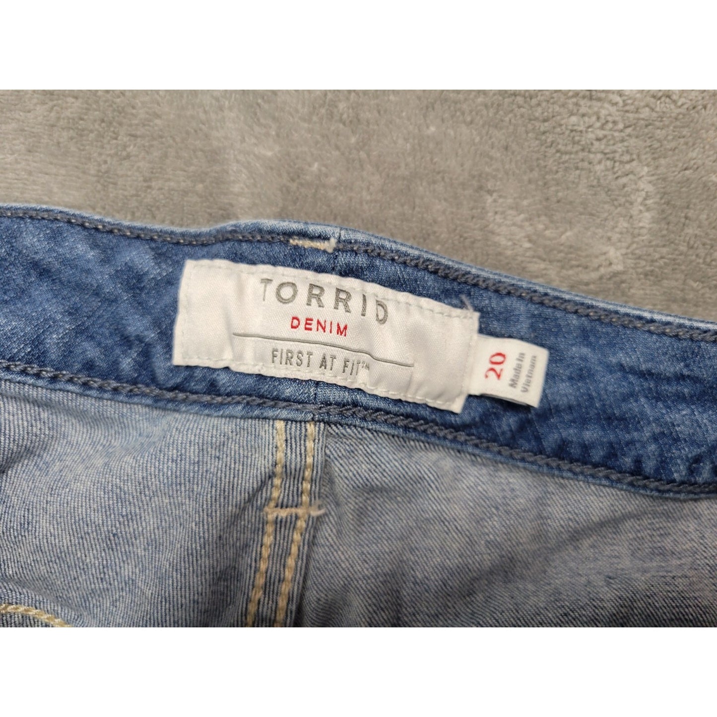 Torrid Womens Shorts 20 Plus Medium Blue Denim Distressed Frayed Cuff Button Fly