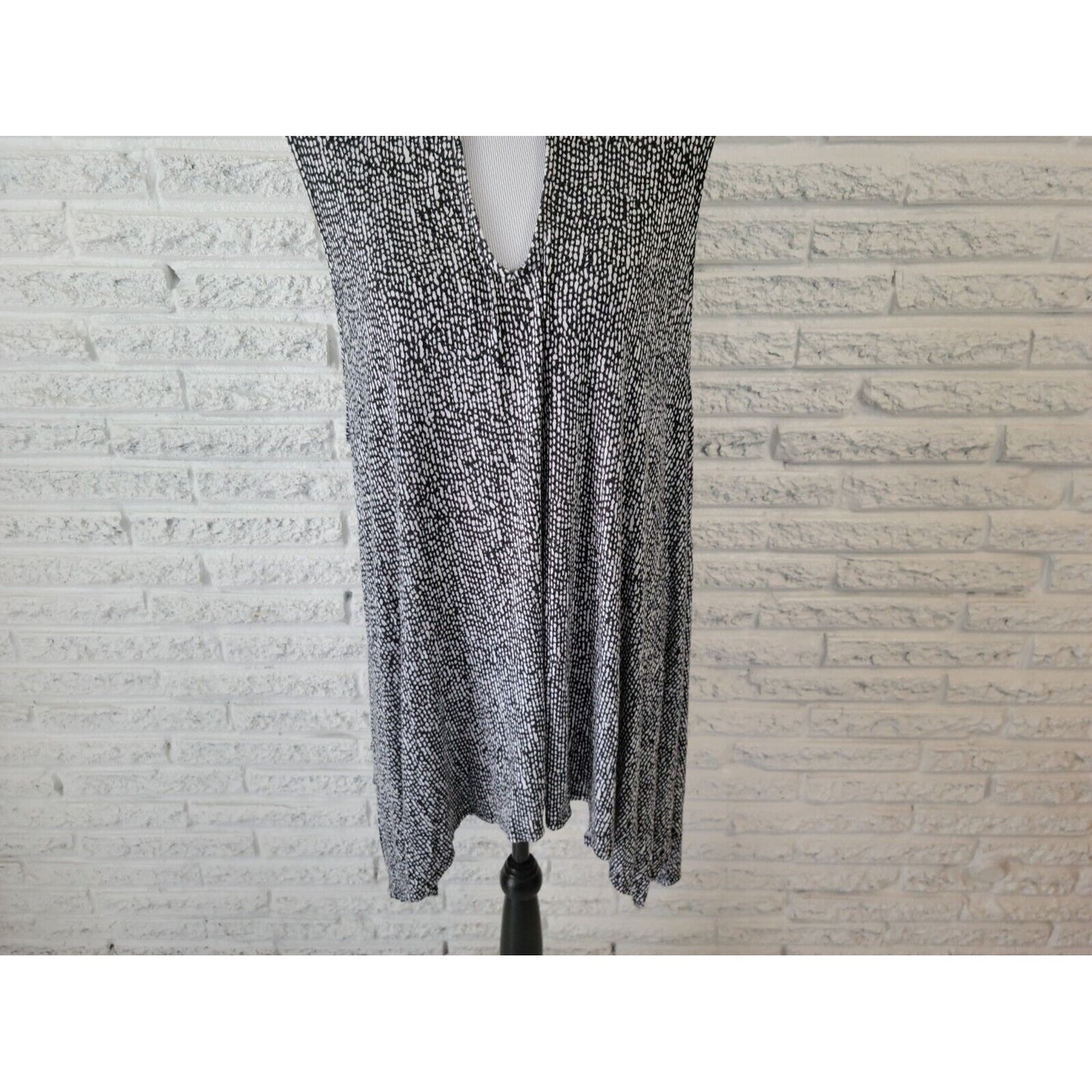 Jennifer Lopez JLO Womens Top 2X Sleeveless Asymmetric Black Abstract Keyhole