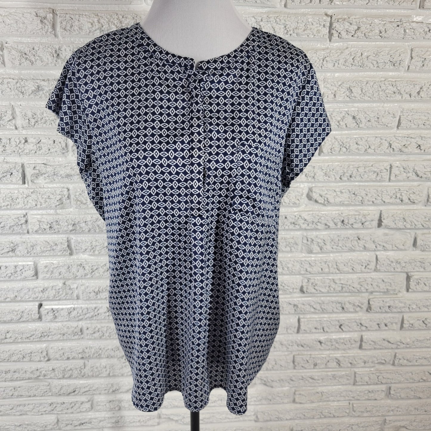 Liz Claiborne Women's XL Sleeveless Top Blouse Blue Geometric Button-Up