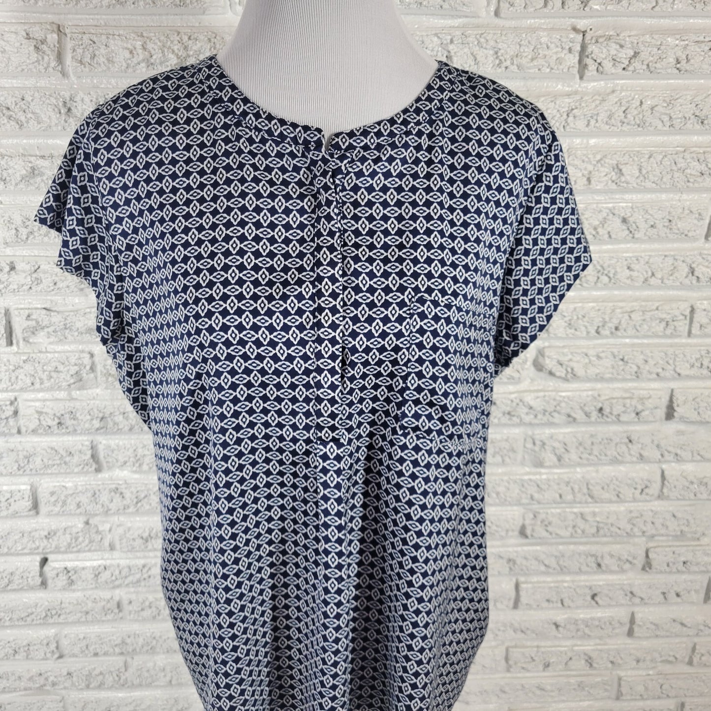 Liz Claiborne Women's XL Sleeveless Top Blouse Blue Geometric Button-Up