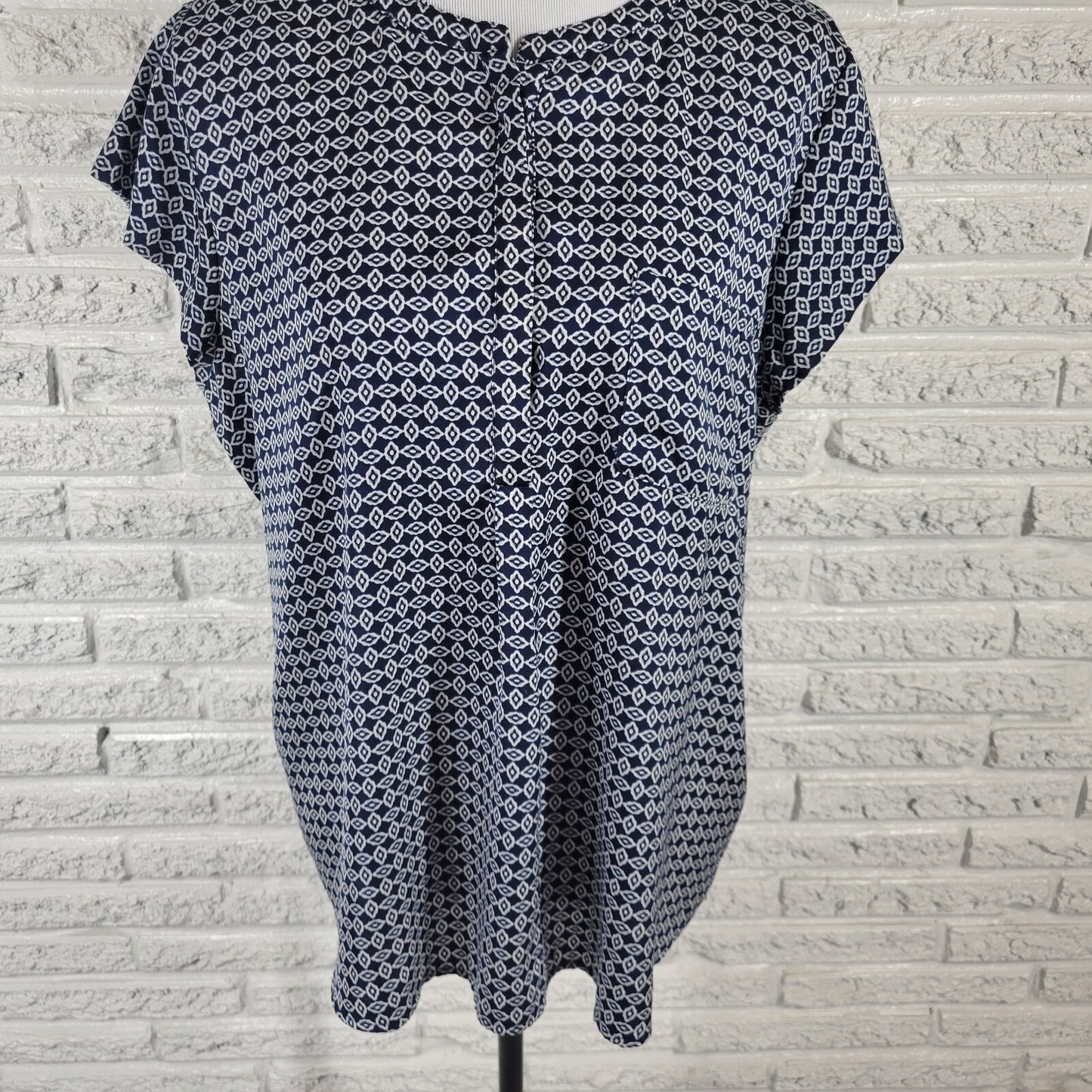 Liz Claiborne Women's XL Sleeveless Top Blouse Blue Geometric Button-Up