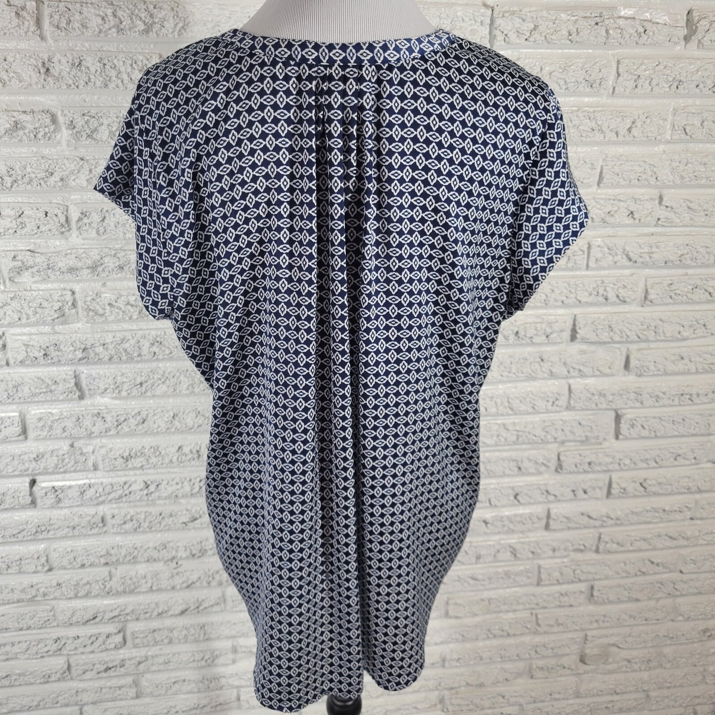 Liz Claiborne Women's XL Sleeveless Top Blouse Blue Geometric Button-Up