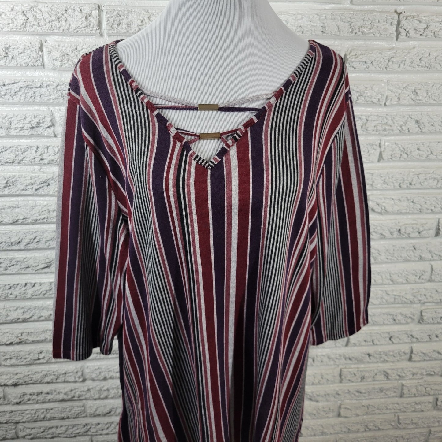 Como Blu Womens Top 2X Plus Knit 3/4 Sleeve Keyhole Burgundy Stripe Poly Blend