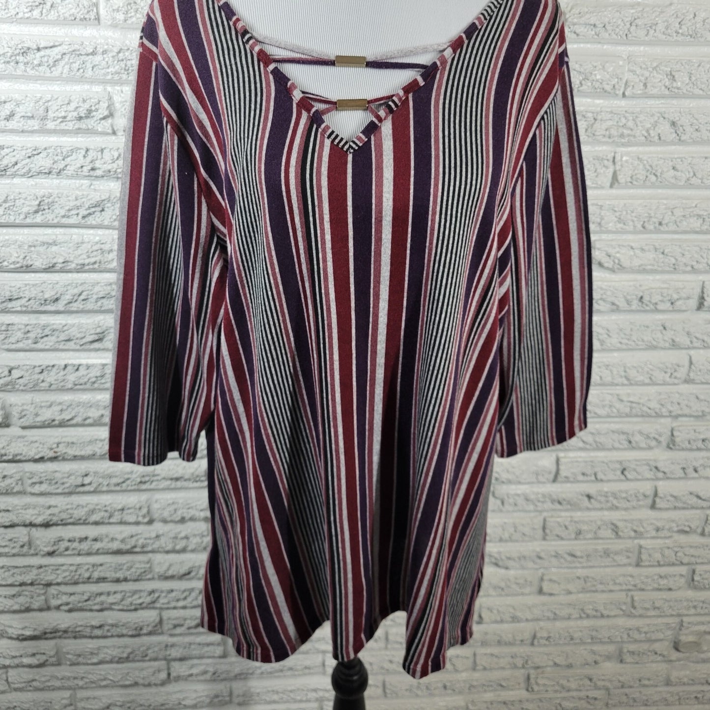 Como Blu Womens Top 2X Plus Knit 3/4 Sleeve Keyhole Burgundy Stripe Poly Blend