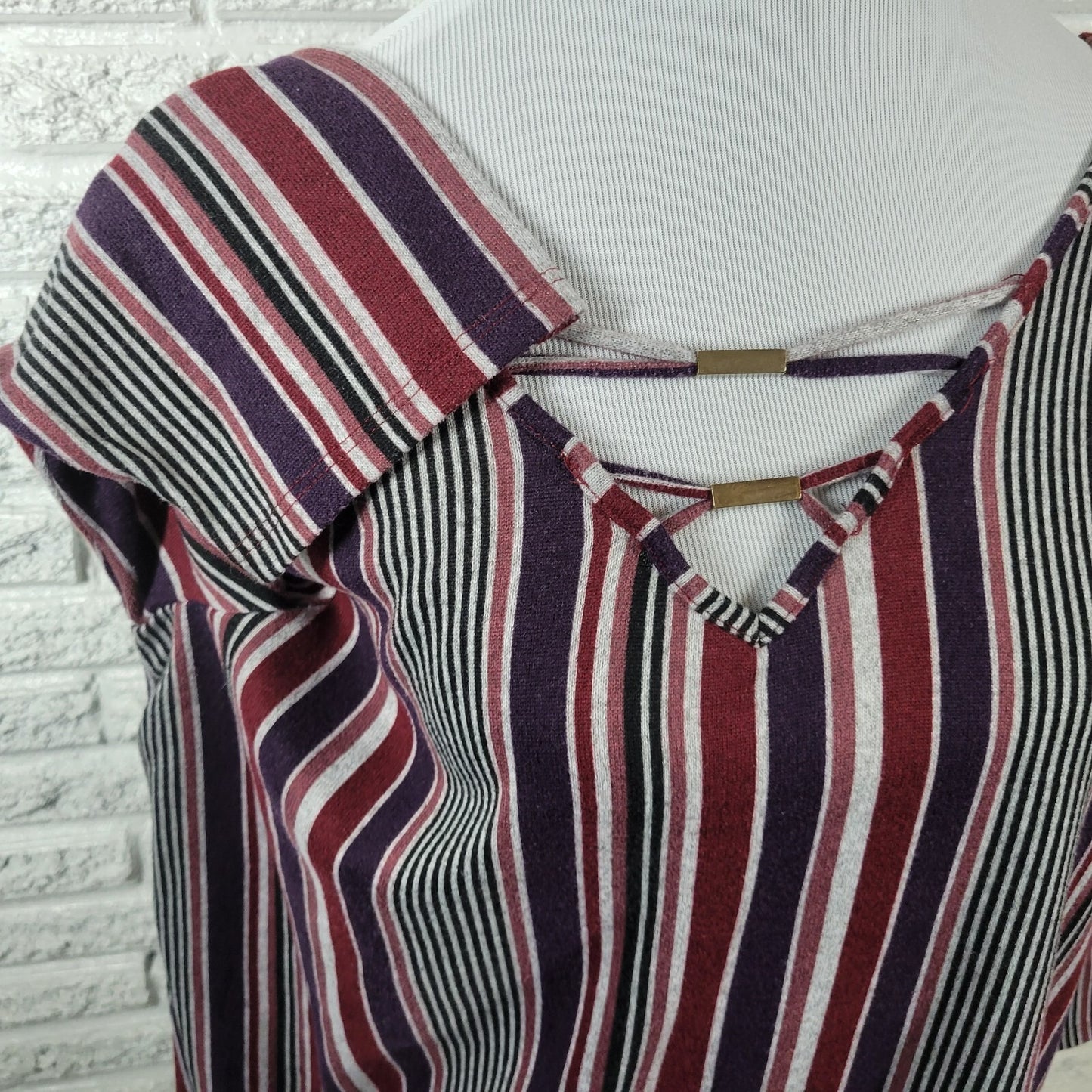 Como Blu Womens Top 2X Plus Knit 3/4 Sleeve Keyhole Burgundy Stripe Poly Blend