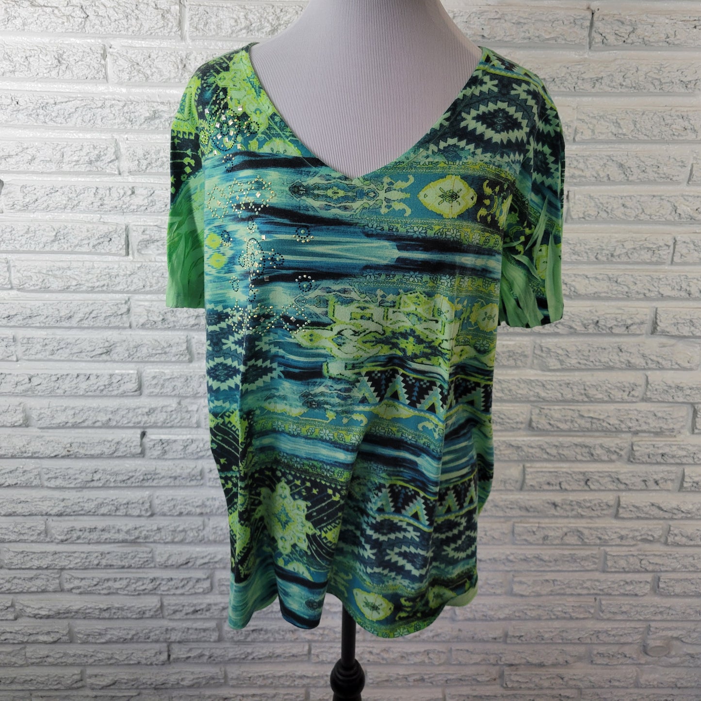 Catherines 1X Top Tee Blue Green Geometric Studded V-Neck Short Sleeve GEO13E