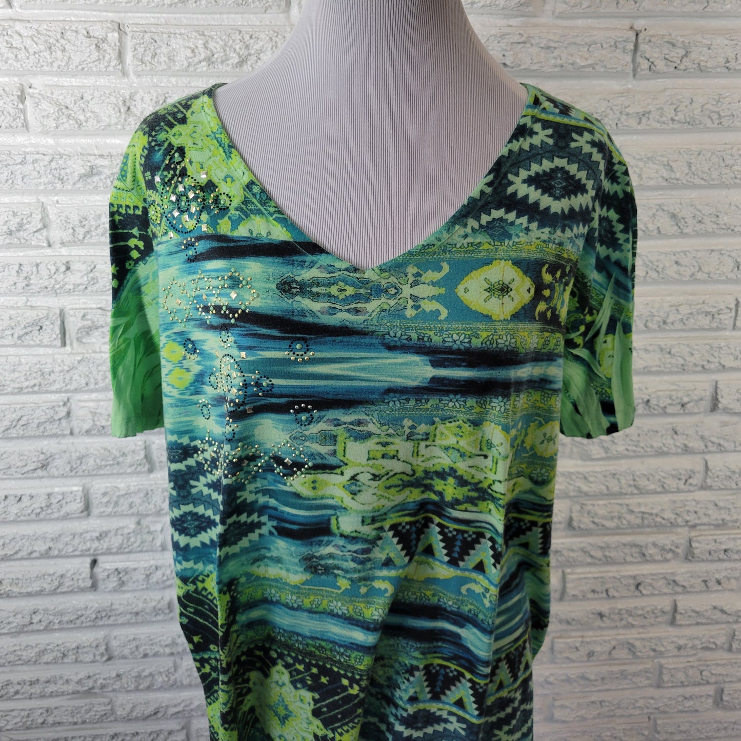 Catherines 1X Top Tee Blue Green Geometric Studded V-Neck Short Sleeve GEO13E