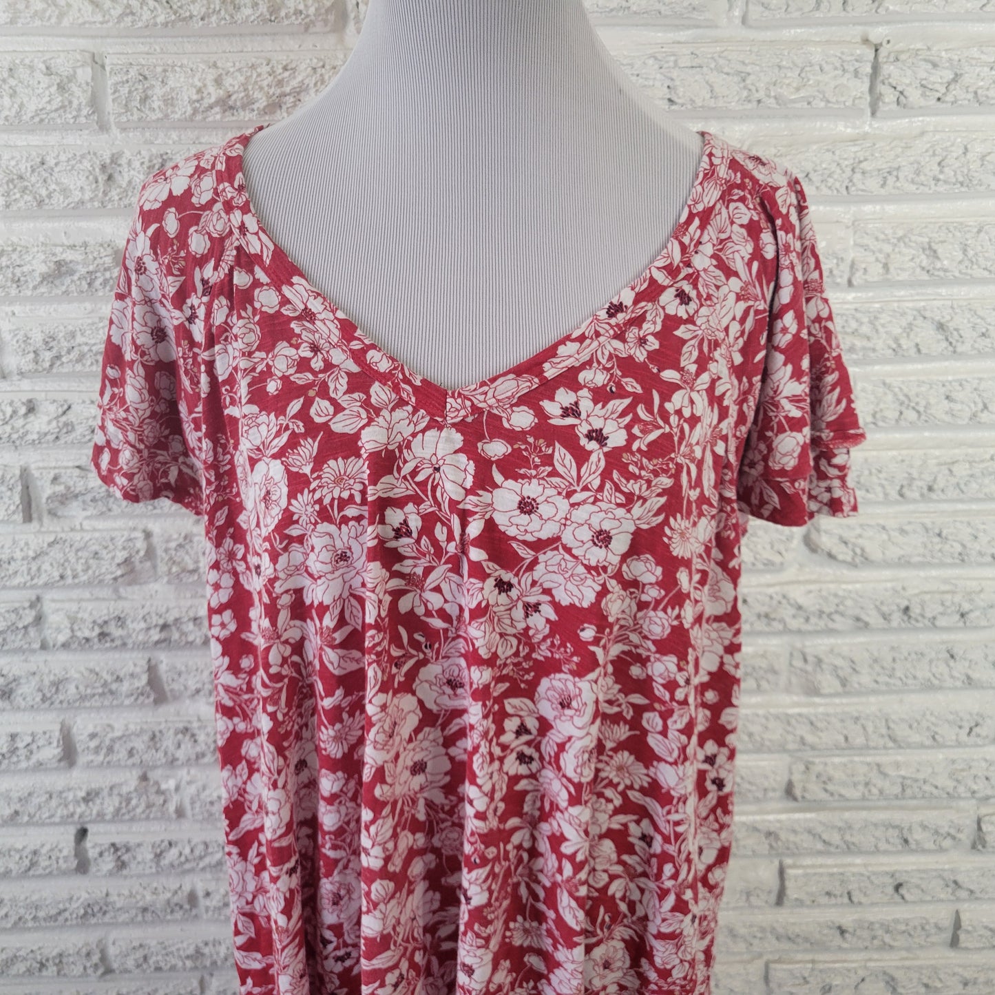 Lane Bryant 22/24 Top Plus Size Red White Floral V-Neck Flutter Sleeve FLO255E