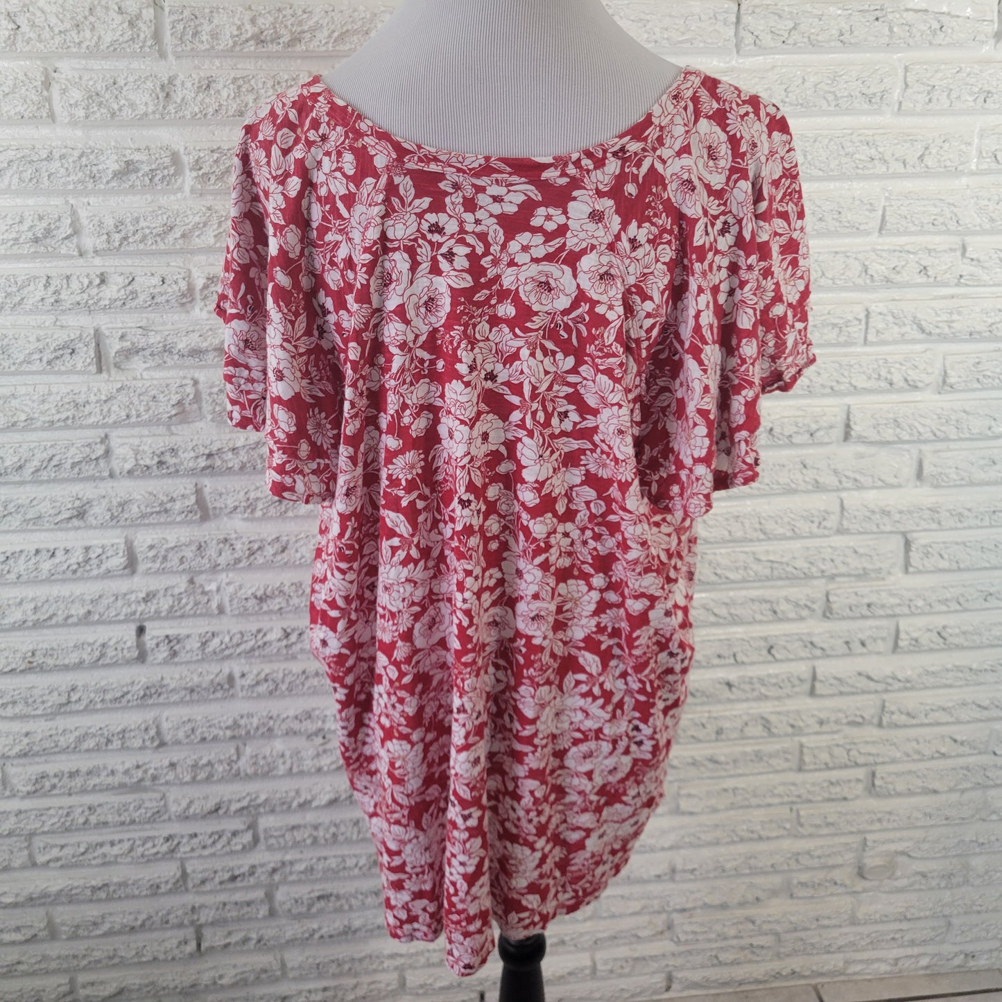 Lane Bryant 22/24 Top Plus Size Red White Floral V-Neck Flutter Sleeve FLO255E