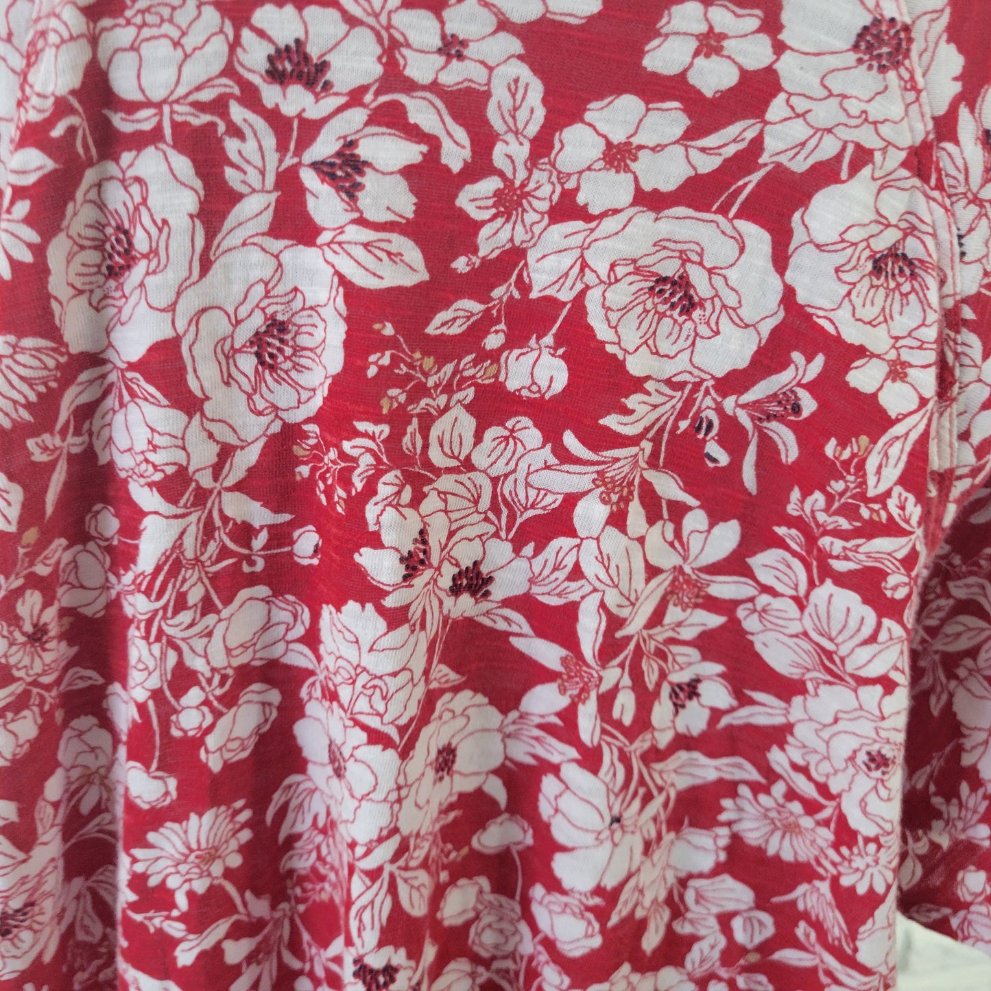Lane Bryant 22/24 Top Plus Size Red White Floral V-Neck Flutter Sleeve FLO255E