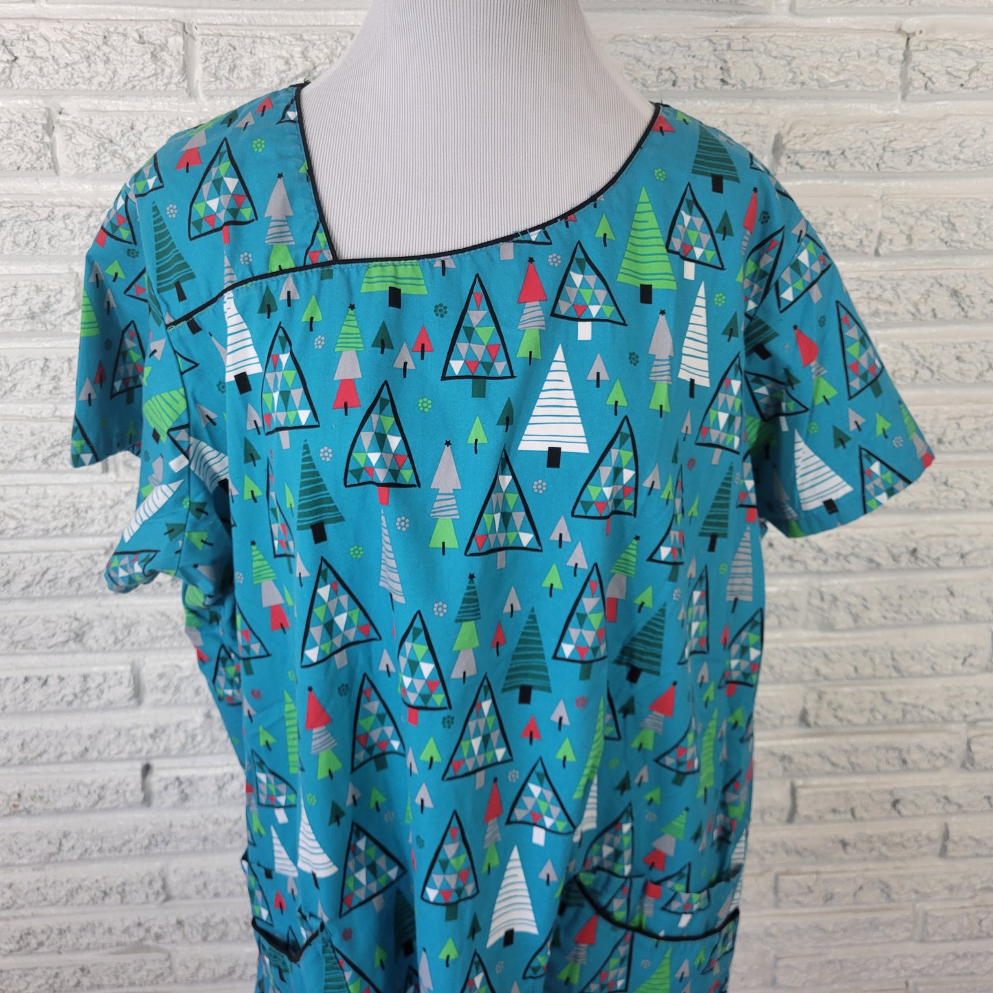 Butter Soft Unisex 2X Scrub Top Christmas Trees Print Blue Green NOV134E
