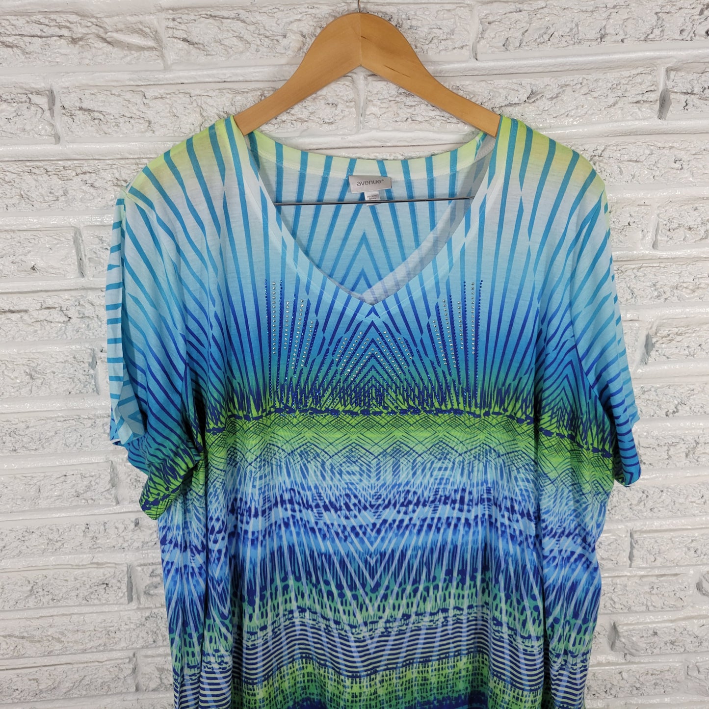 Avenue Women's 26/28 Tee Blue Green Geometric Studded V-Neck Stretch GEO237E
