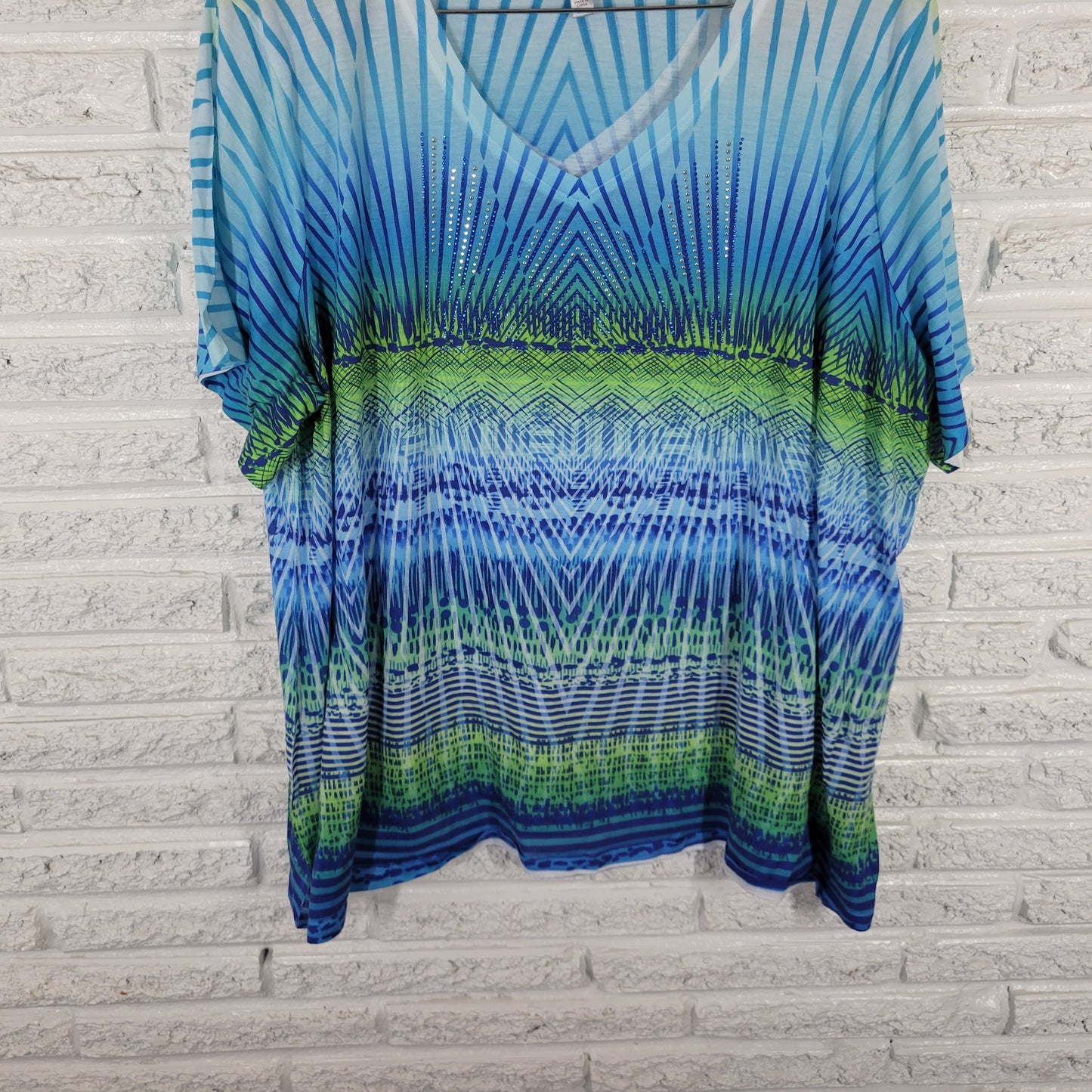 Avenue Women's 26/28 Tee Blue Green Geometric Studded V-Neck Stretch GEO237E