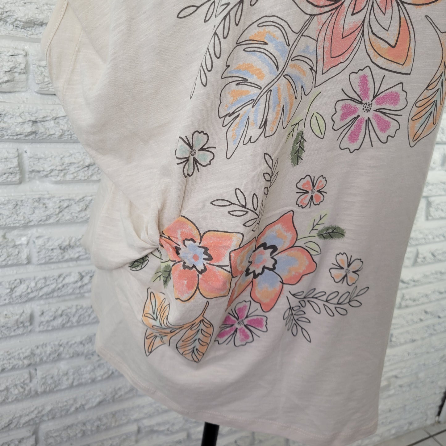 Democracy Women's Plus Size Tee Sleeveless Off-White Orange Floral FLO310E