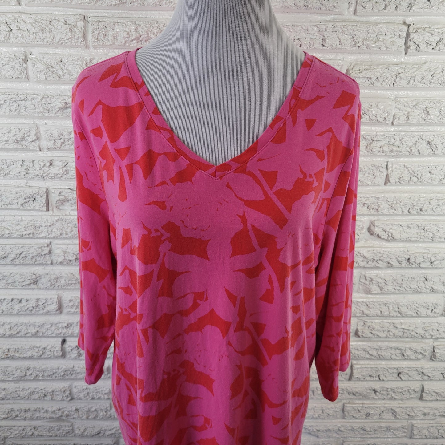 Belle by Kim Gravel Women's XL Pink Red Floral V-Neck 3/4 Sleeve Knit Top FLO46E