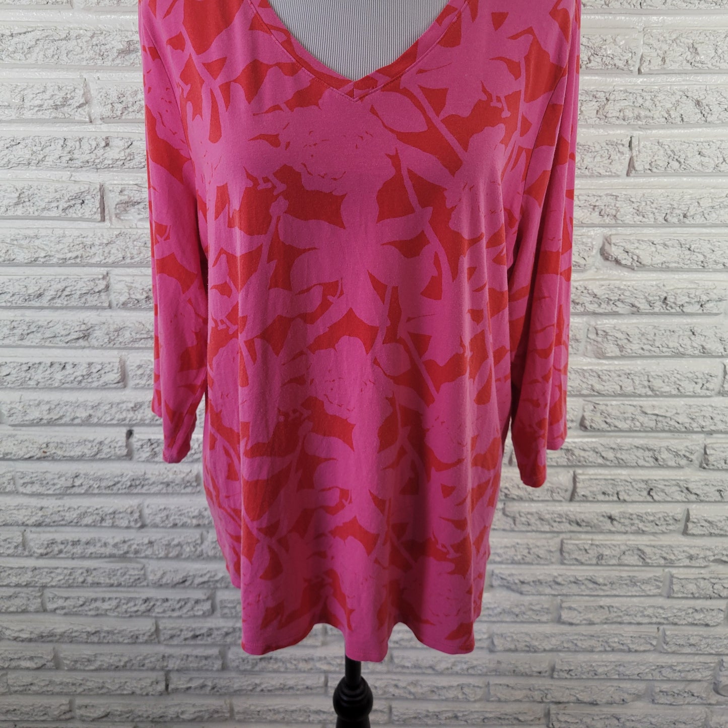 Belle by Kim Gravel Women's XL Pink Red Floral V-Neck 3/4 Sleeve Knit Top FLO46E
