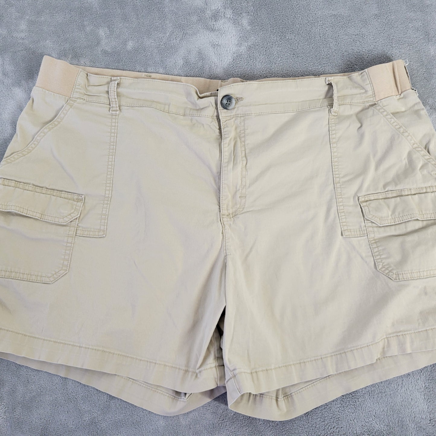 Lee Women's Cargo Shorts 24W Plus Beige Relaxed Fit Elastic Waist C1XE