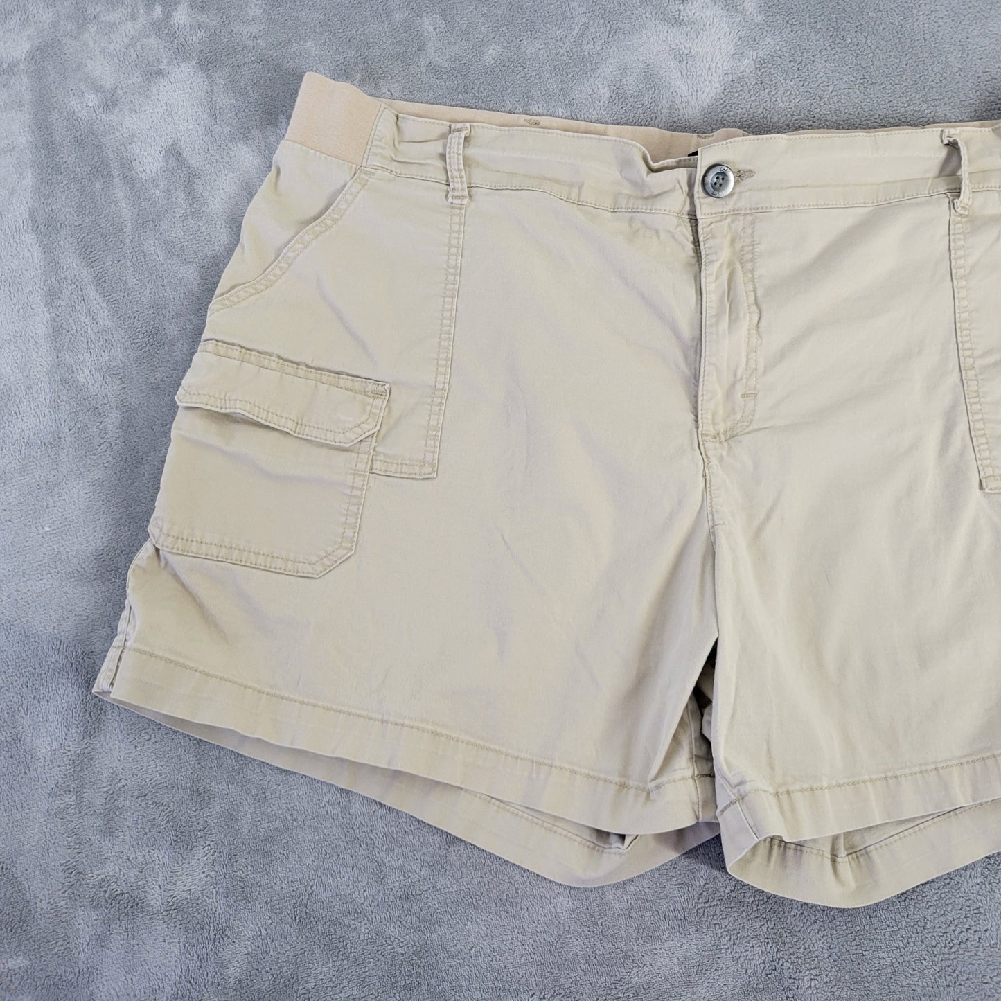 Lee Women's Cargo Shorts 24W Plus Beige Relaxed Fit Elastic Waist C1XE