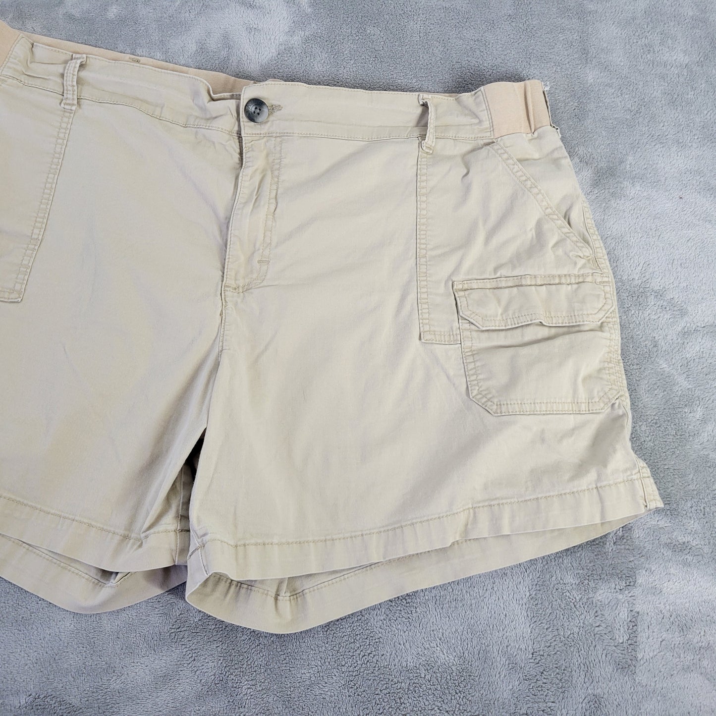 Lee Women's Cargo Shorts 24W Plus Beige Relaxed Fit Elastic Waist C1XE