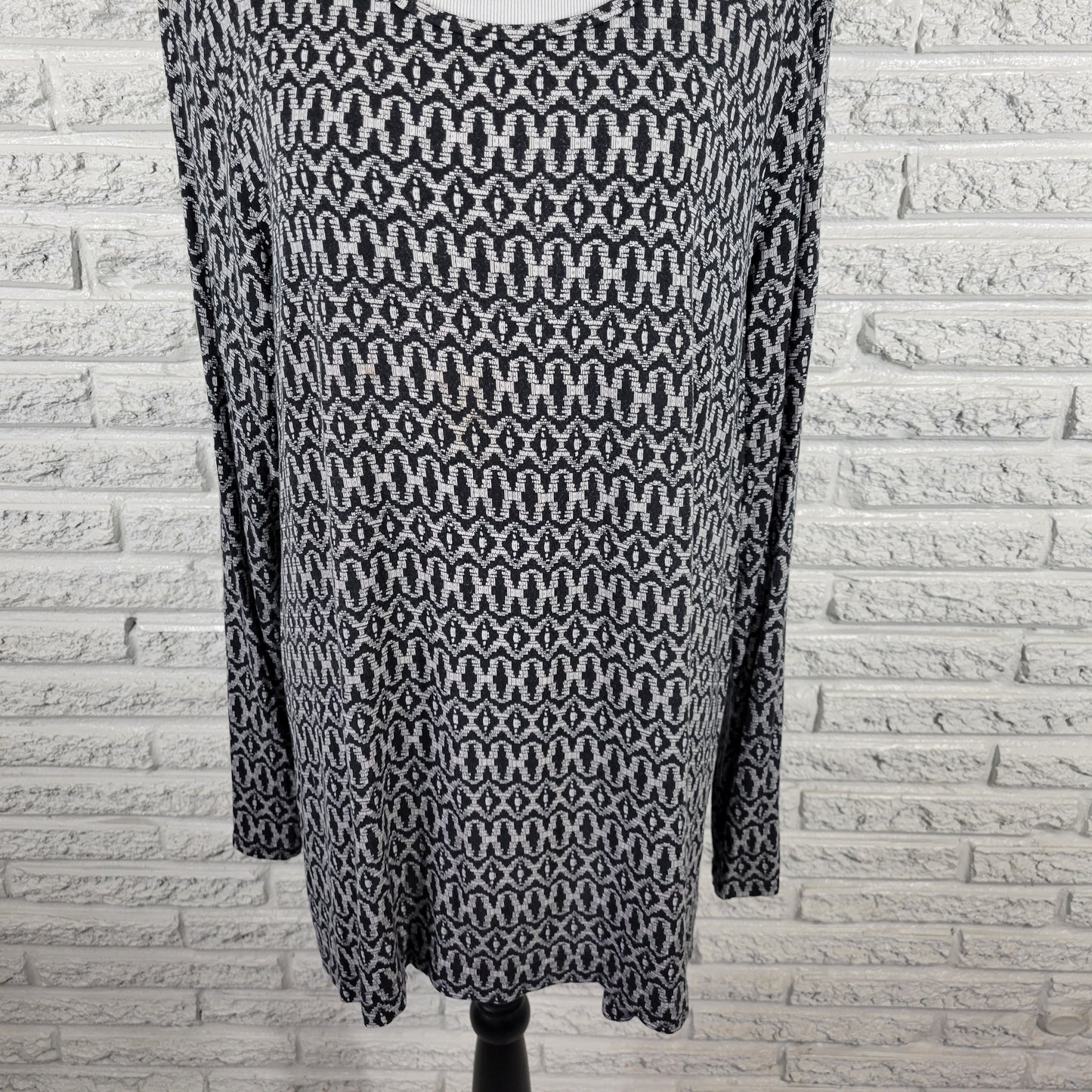 Old Navy Women's XL Tunic Top Black White Geometric Long Sleeve GEO274E