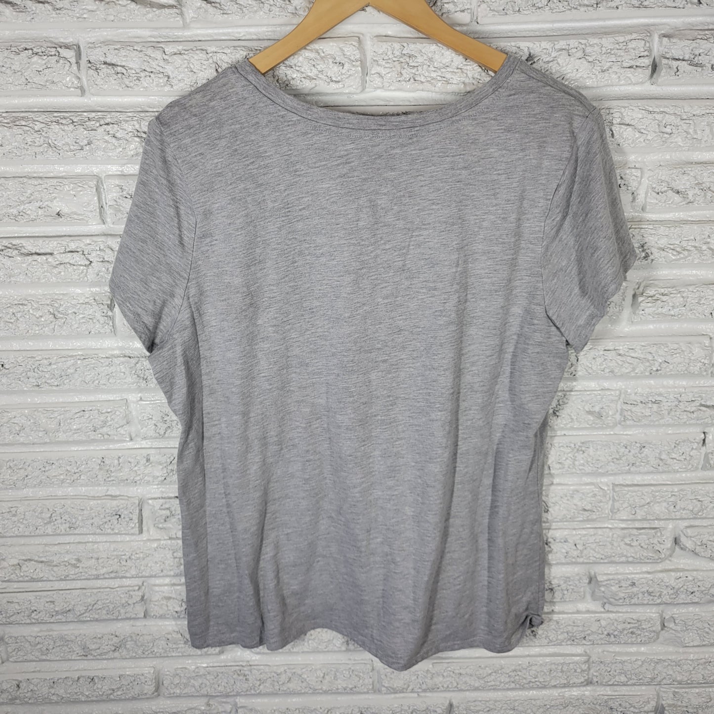 Disney Minnie Mouse Women's XL Gray T Shirt Cotton Blend Jersey Graphic NOV56E