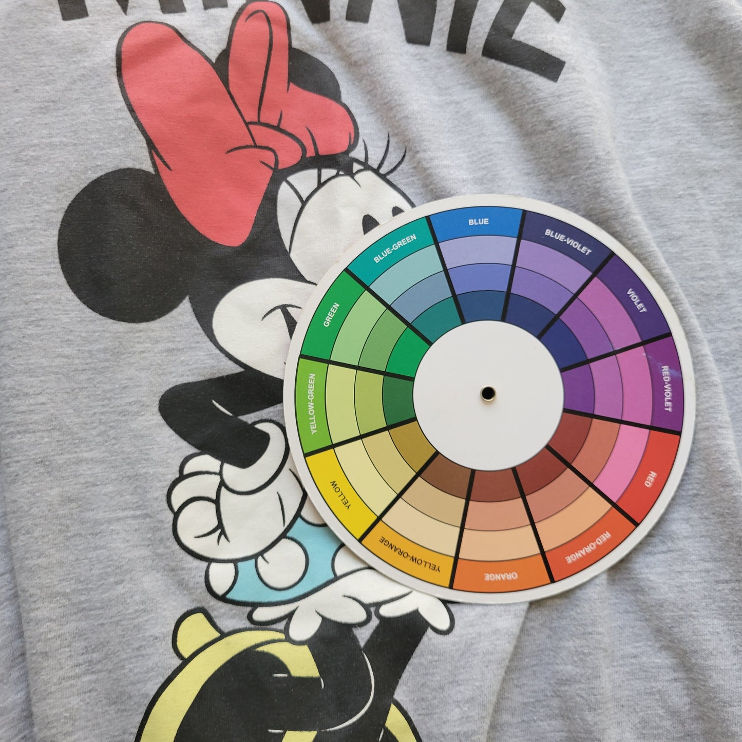 Disney Minnie Mouse Women's XL Gray T Shirt Cotton Blend Jersey Graphic NOV56E
