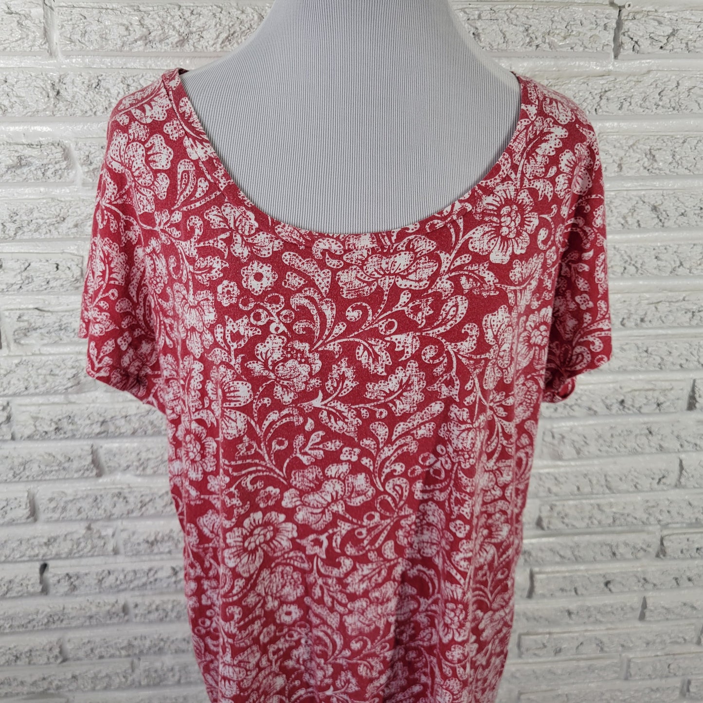 Basic Editions Women's XL Red White Floral T-Shirt Cotton Blend FLO32E