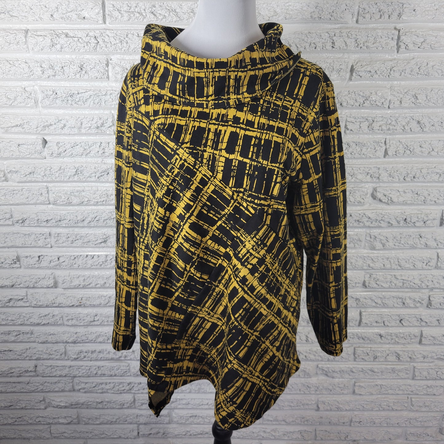 Attitudes by Renee 2X Women's Top Black Gold Geometric Turtleneck GEO248XE