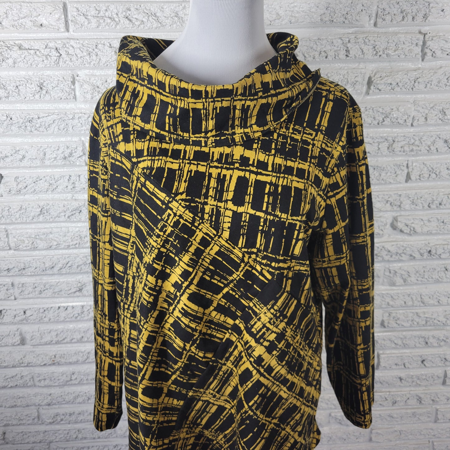 Attitudes by Renee 2X Women's Top Black Gold Geometric Turtleneck GEO248XE