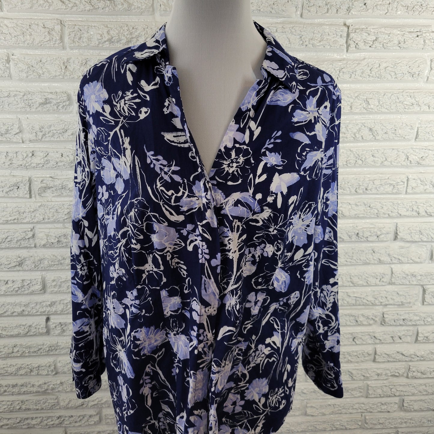 Croft & Barrow XL Blue White Floral Button Up Top Long Sleeve FLO265E