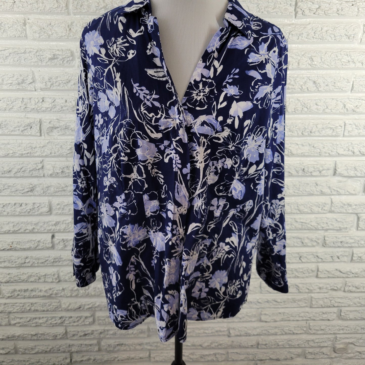Croft & Barrow XL Blue White Floral Button Up Top Long Sleeve FLO265E