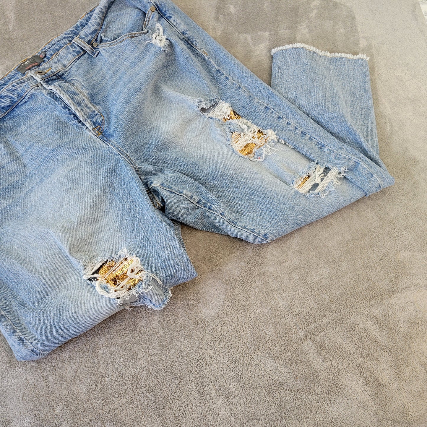 Torrid 24 Blue Distressed Cropped Jeans Sequin Accents Raw Hem Plus SL74E