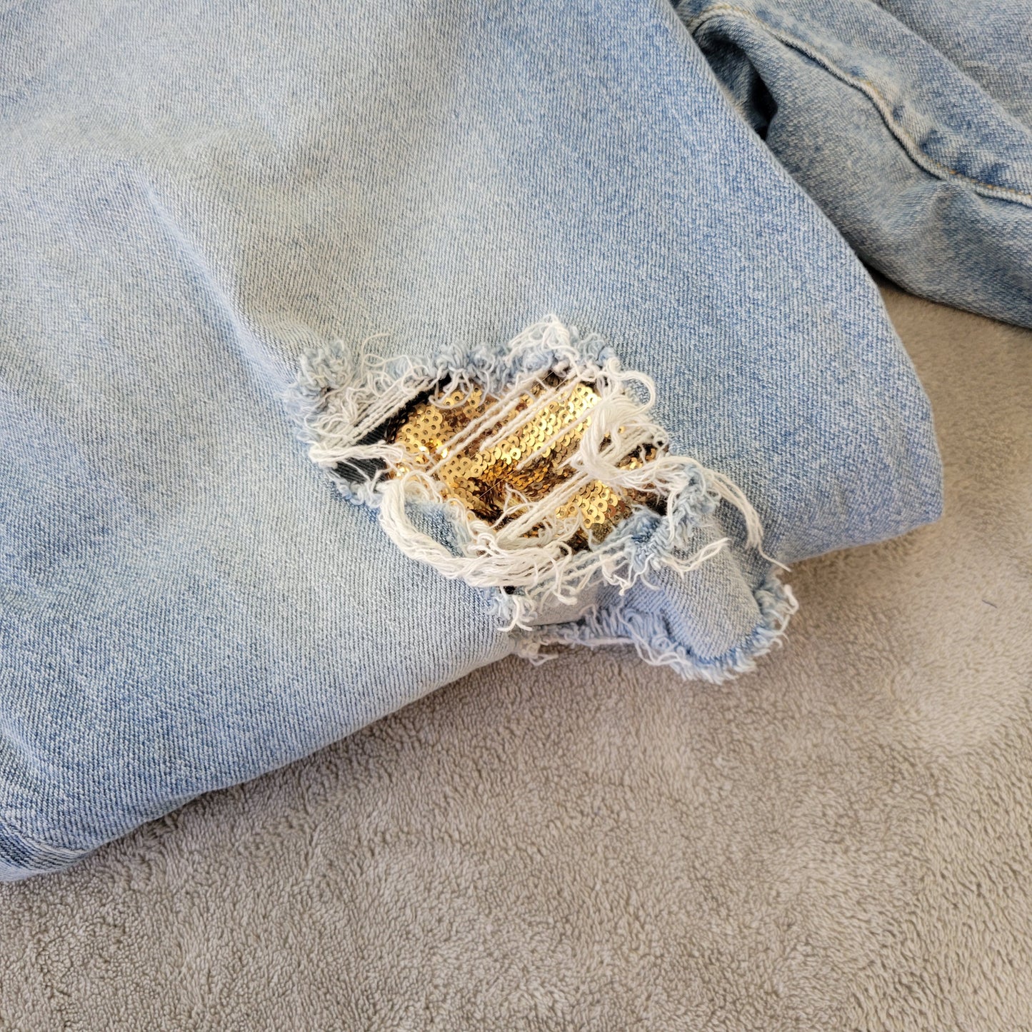 Torrid 24 Blue Distressed Cropped Jeans Sequin Accents Raw Hem Plus SL74E