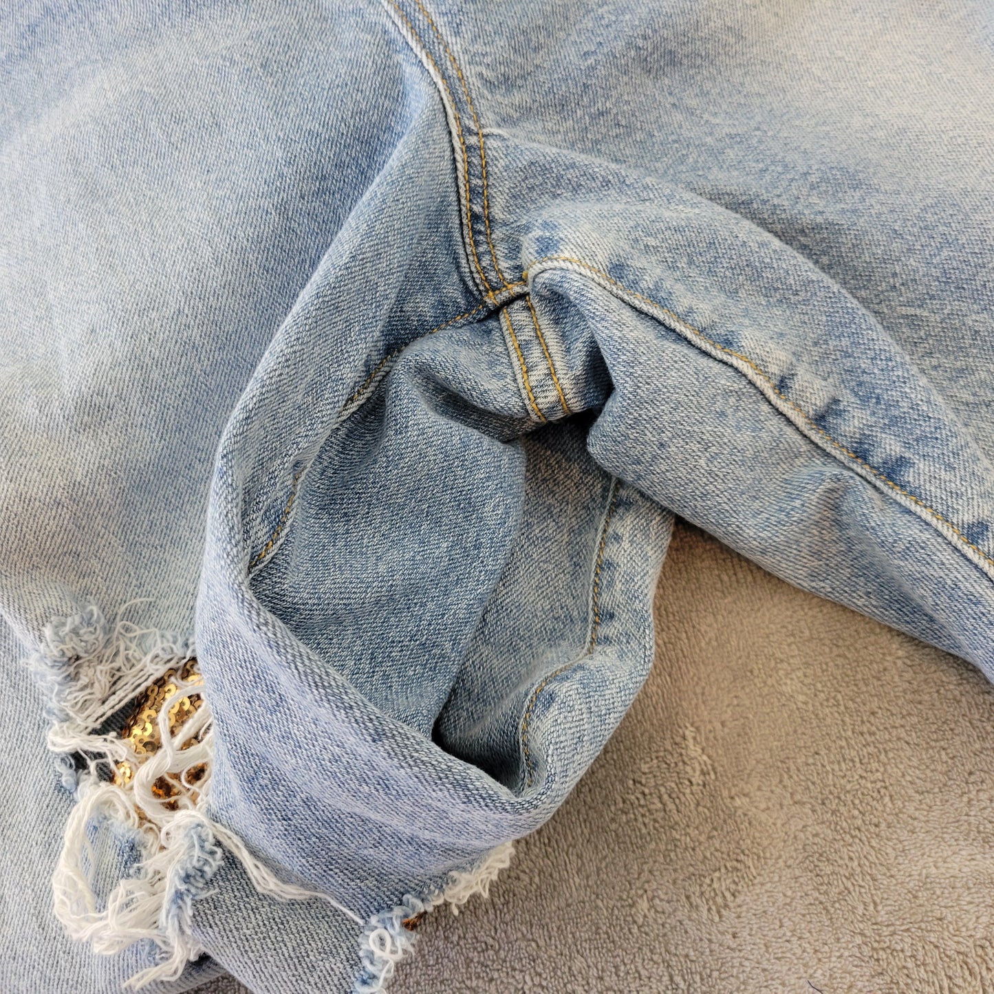 Torrid 24 Blue Distressed Cropped Jeans Sequin Accents Raw Hem Plus SL74E