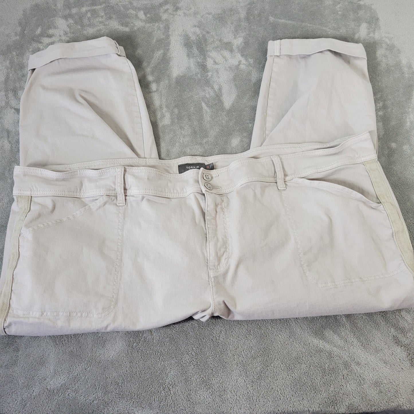 Torrid 30 Jeans Feel the Fit Capri Off White Denim Tuxedo Stripe Stretch CAP24E