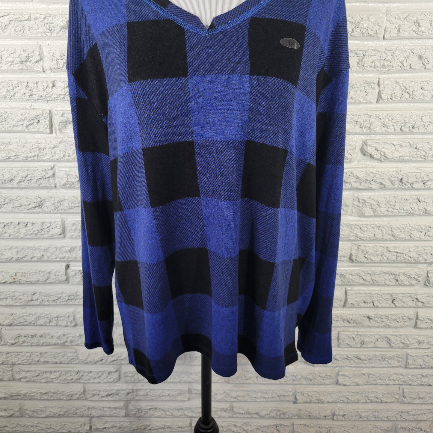 Maurices 24/7 Womens 1X Plus Blue Black Plaid V-Neck Long Sleeve Top PLA44E