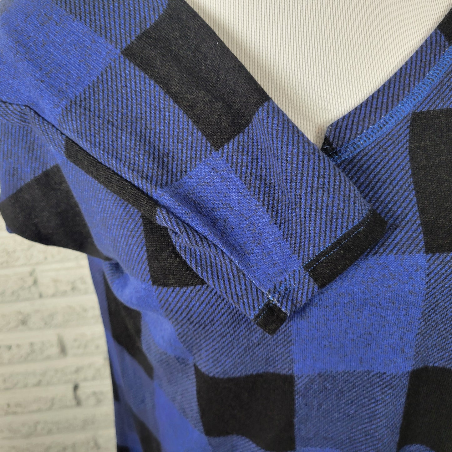 Maurices 24/7 Womens 1X Plus Blue Black Plaid V-Neck Long Sleeve Top PLA44E