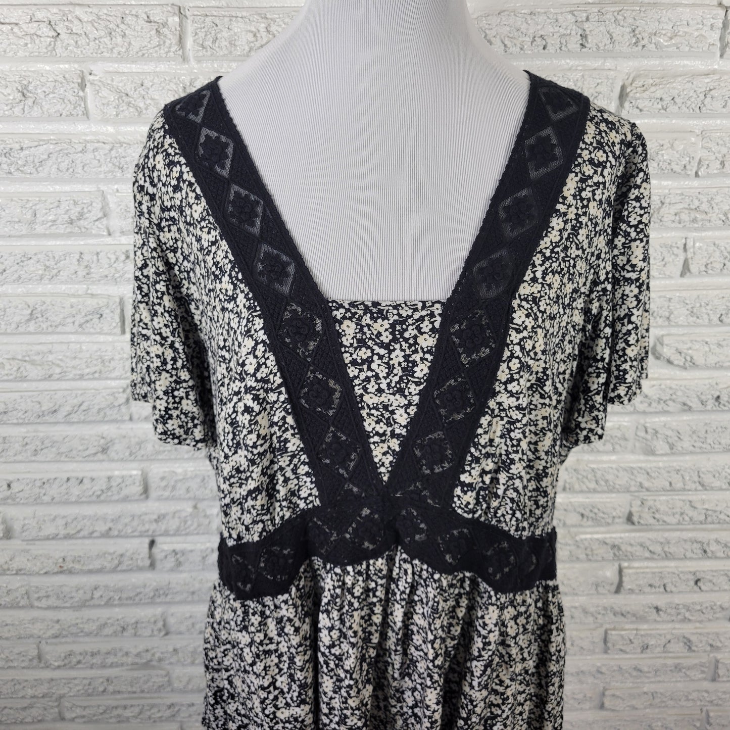 Lane Bryant Womens 20 Plus Black White Floral Lace Trim Blouse FLO303E