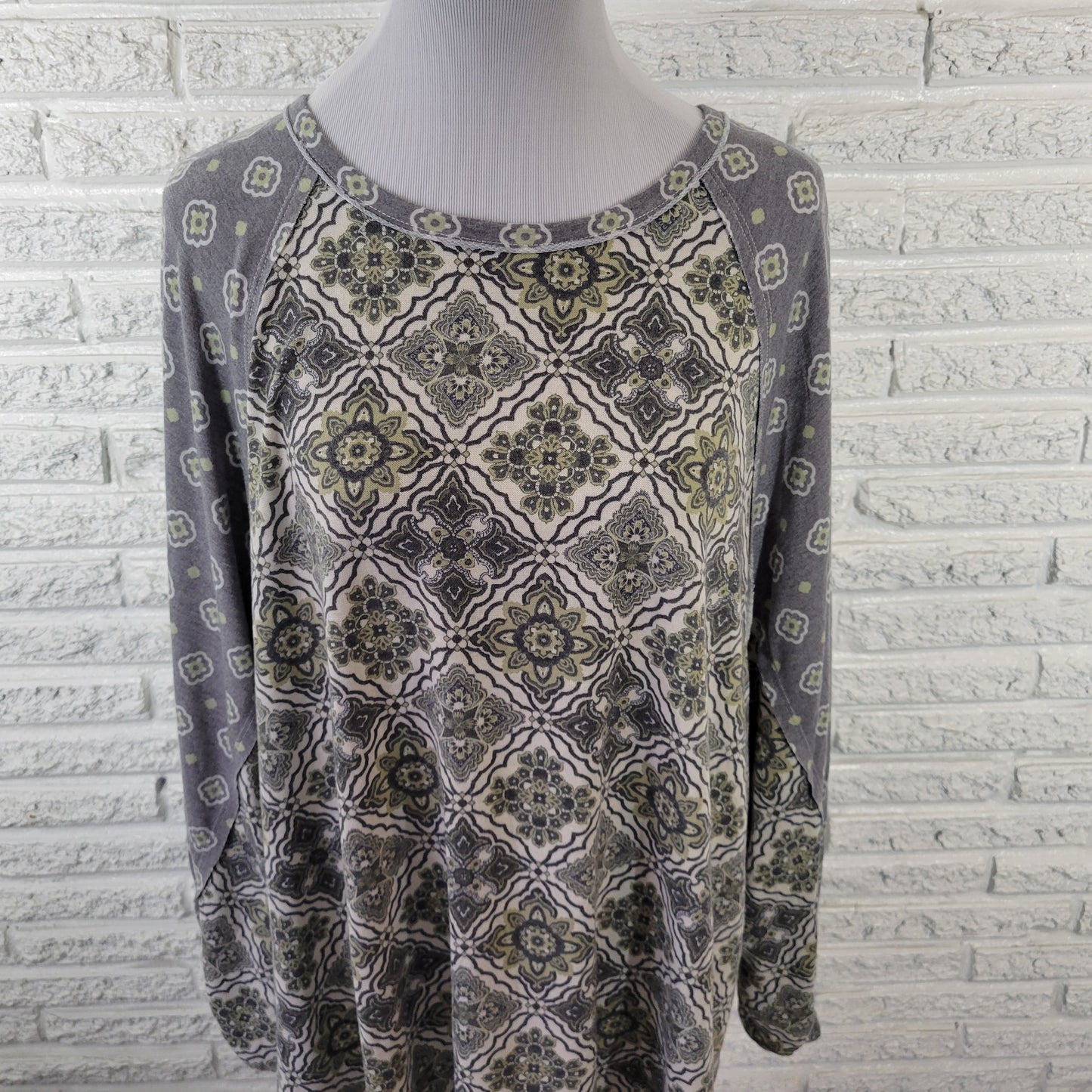 Cato Est 1946 Tunic 18W 20W Gray Green Geometric Long Raglan Sleeve GEO71XE