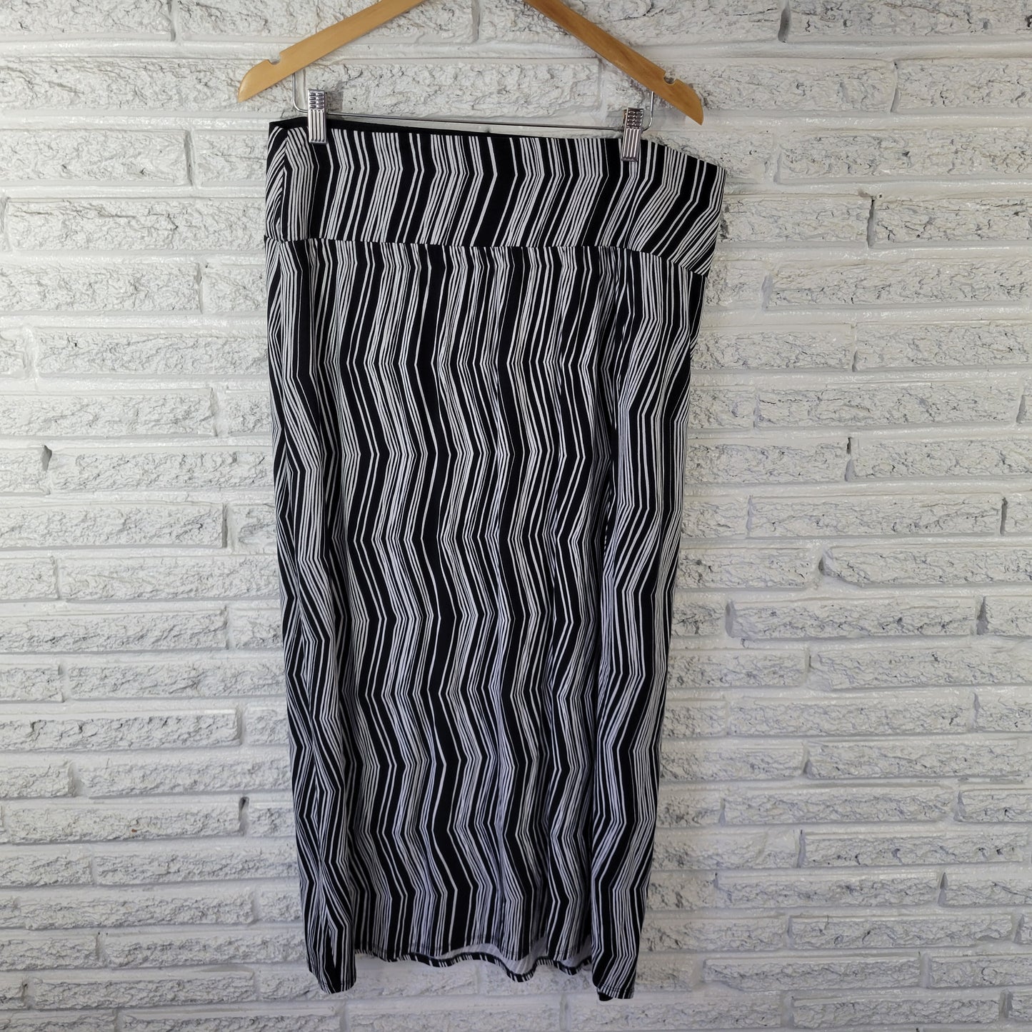 Apt. 9 Maxi Skirt XL Black White Chevron Striped Long Stretch Knit Skirt STR171E