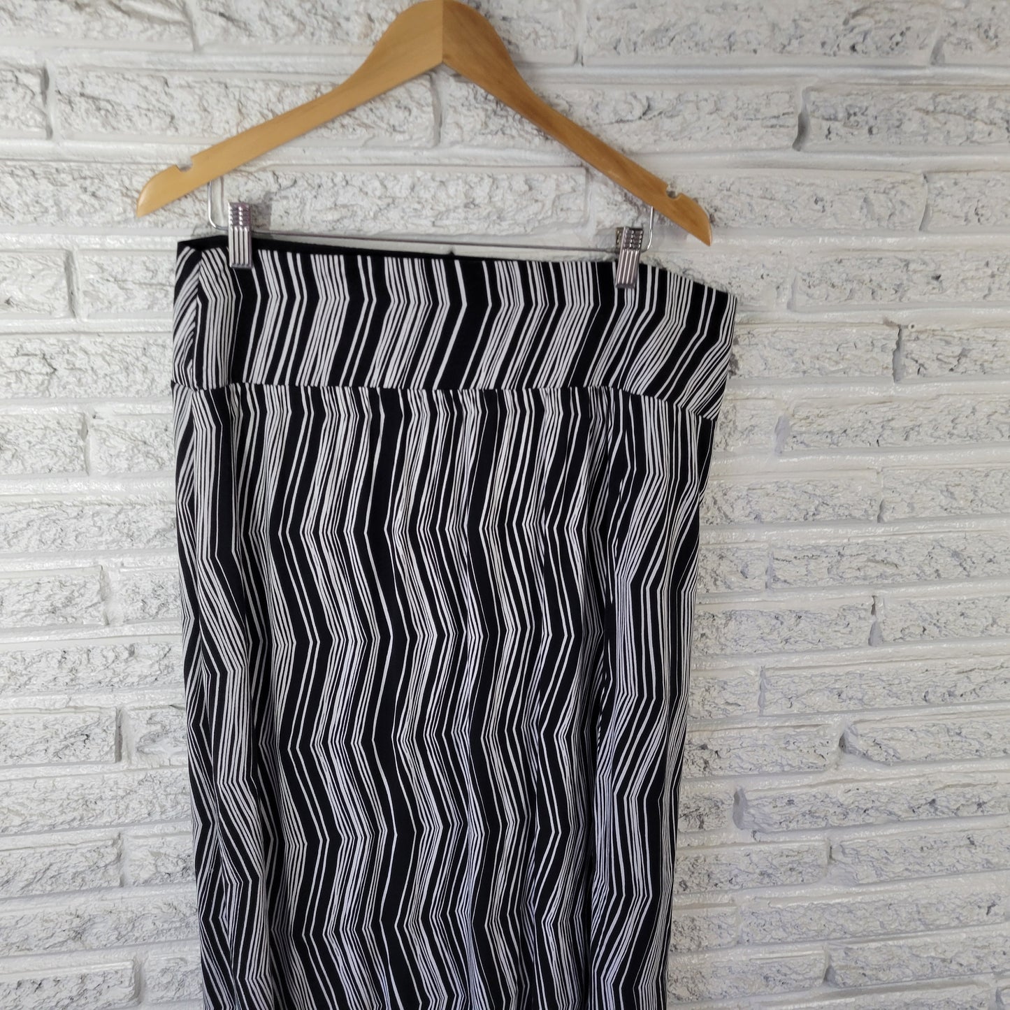 Apt. 9 Maxi Skirt XL Black White Chevron Striped Long Stretch Knit Skirt STR171E
