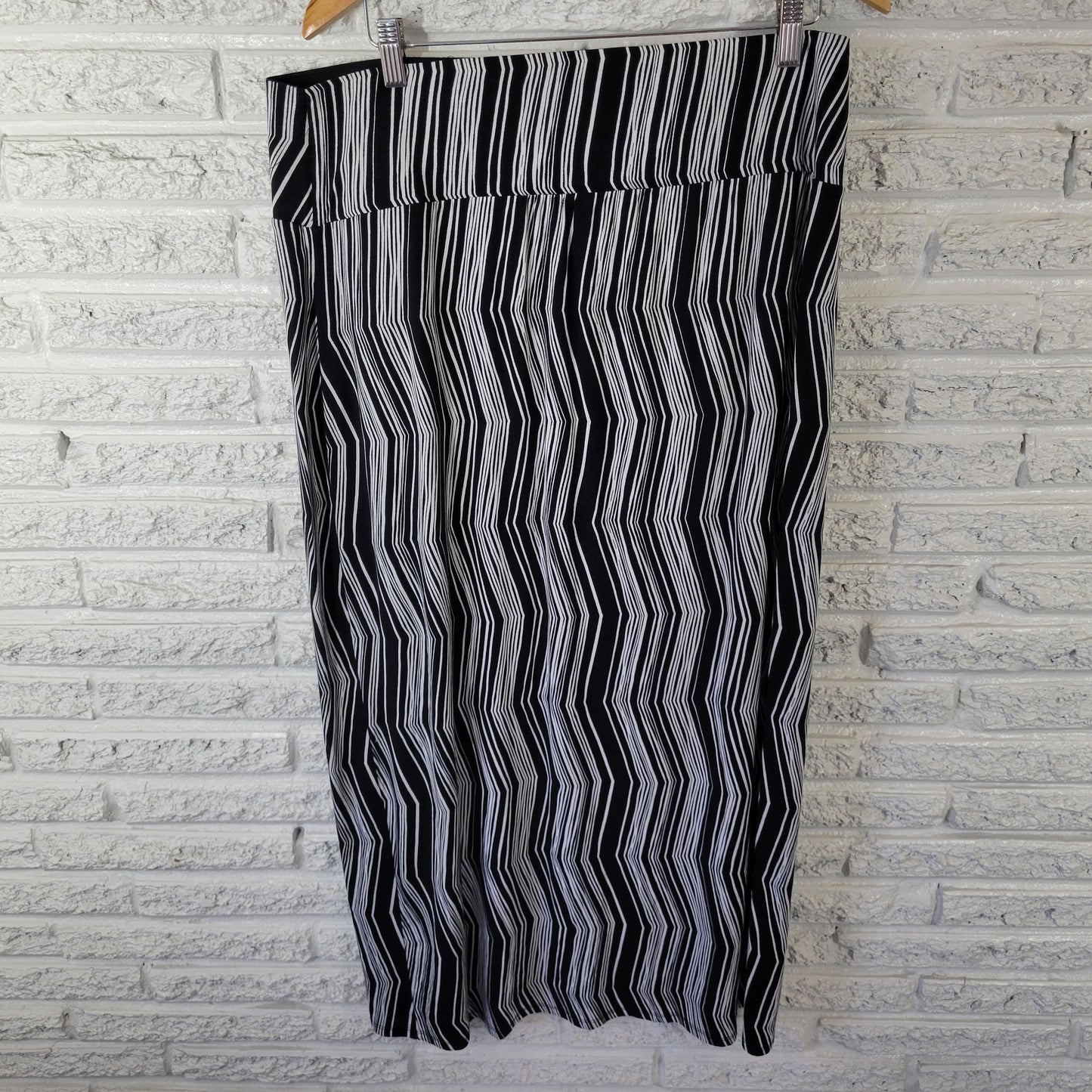 Apt. 9 Maxi Skirt XL Black White Chevron Striped Long Stretch Knit Skirt STR171E