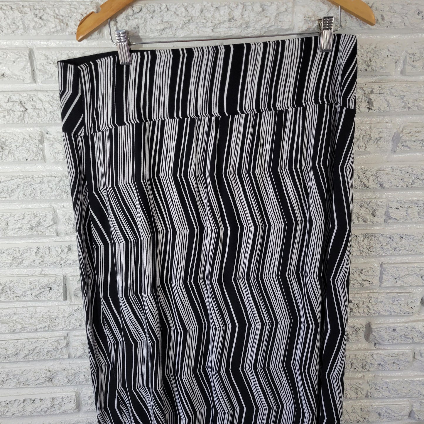Apt. 9 Maxi Skirt XL Black White Chevron Striped Long Stretch Knit Skirt STR171E