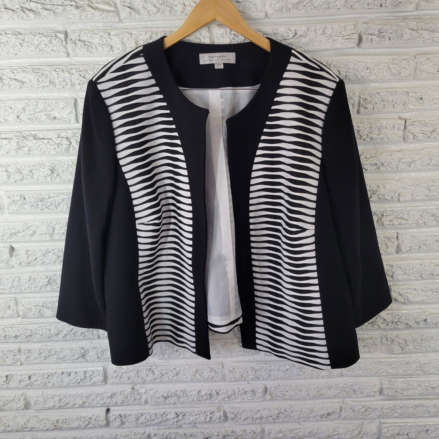 Tahari Arthur S. Levine Black White Wave Print Plus 22W Open Front Blazer HNGE