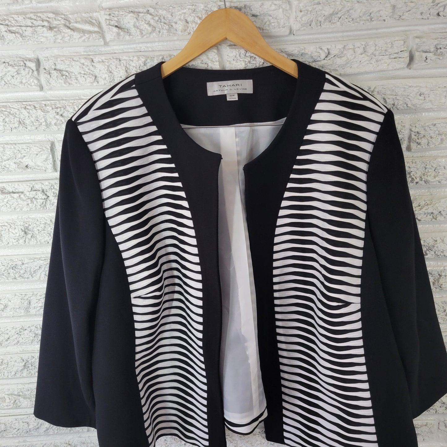 Tahari Arthur S. Levine Black White Wave Print Plus 22W Open Front Blazer HNGE