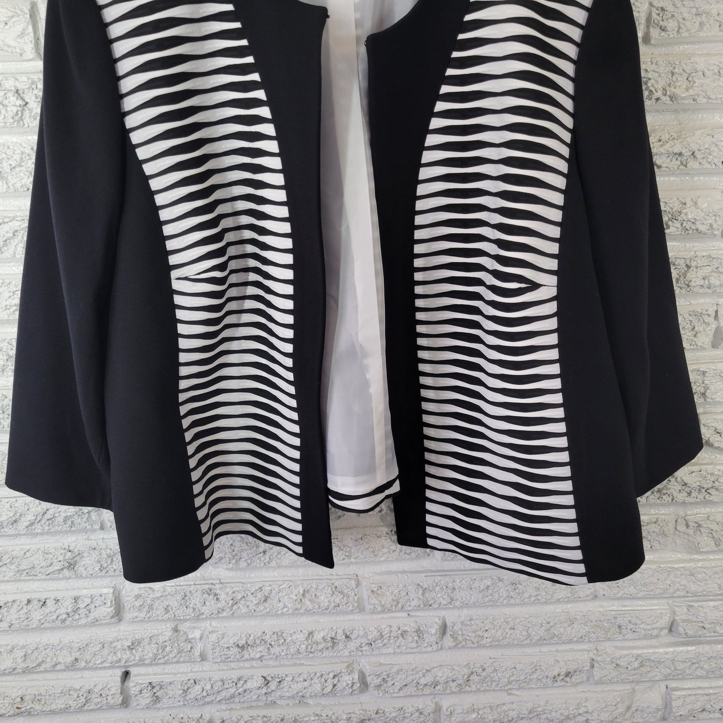 Tahari Arthur S. Levine Black White Wave Print Plus 22W Open Front Blazer HNGE