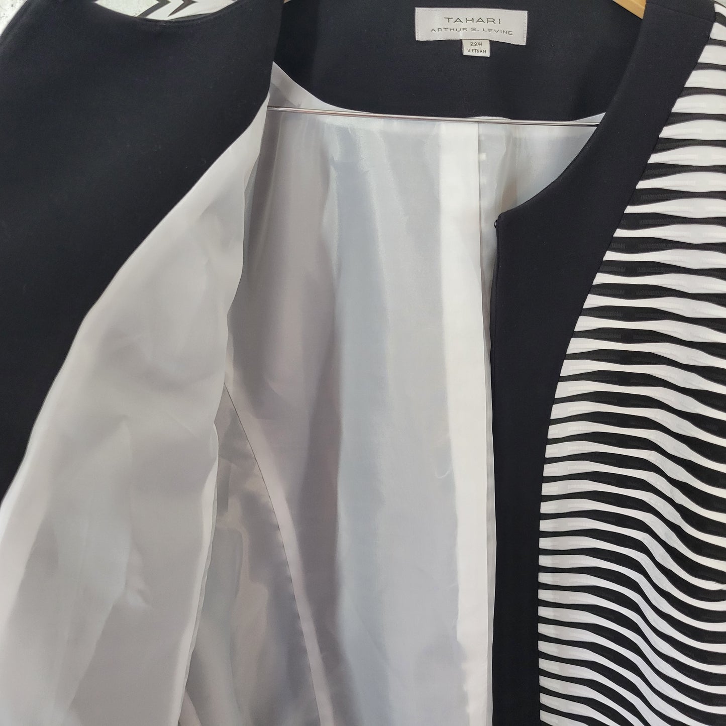 Tahari Arthur S. Levine Black White Wave Print Plus 22W Open Front Blazer HNGE