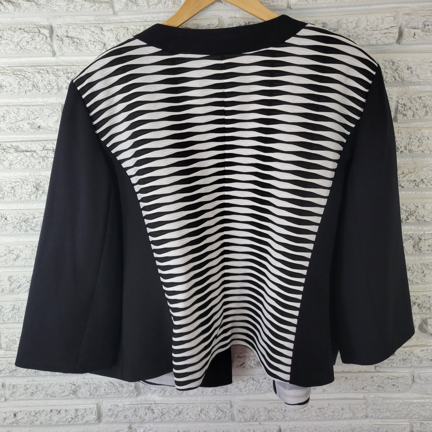 Tahari Arthur S. Levine Black White Wave Print Plus 22W Open Front Blazer HNGE
