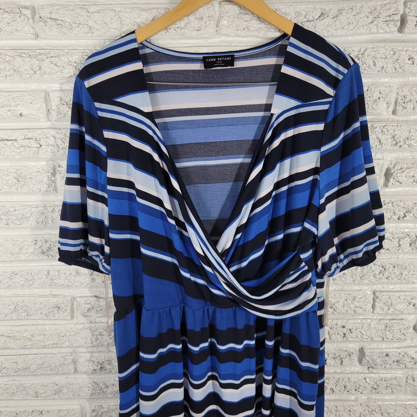 Lane Bryant Women’s Plus Size 22/24 Top Blue White Stripe V-Neck STR211XE